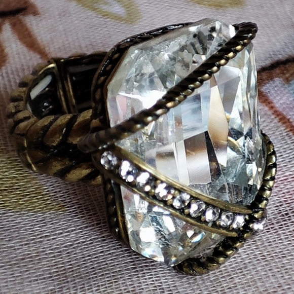 Emerald Cut Large Clear Stone Cocktail Ring Stretch Brass Tone Rhinestone Size 7 - Picture 9 of 11